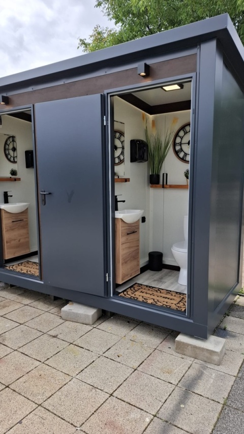 Kontener pawilon sanitarny łazienka wc z pisuarem