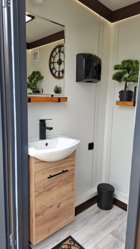 Kontener pawilon sanitarny łazienka wc z pisuarem